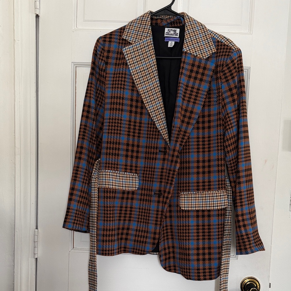 Stylish Plaid Blazer with Blue and Brown Accents